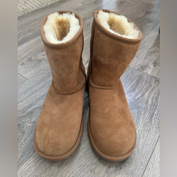✨ SOLD ✨UGG | Classic Short II Boots | Chestnut - Picture 2 of 9